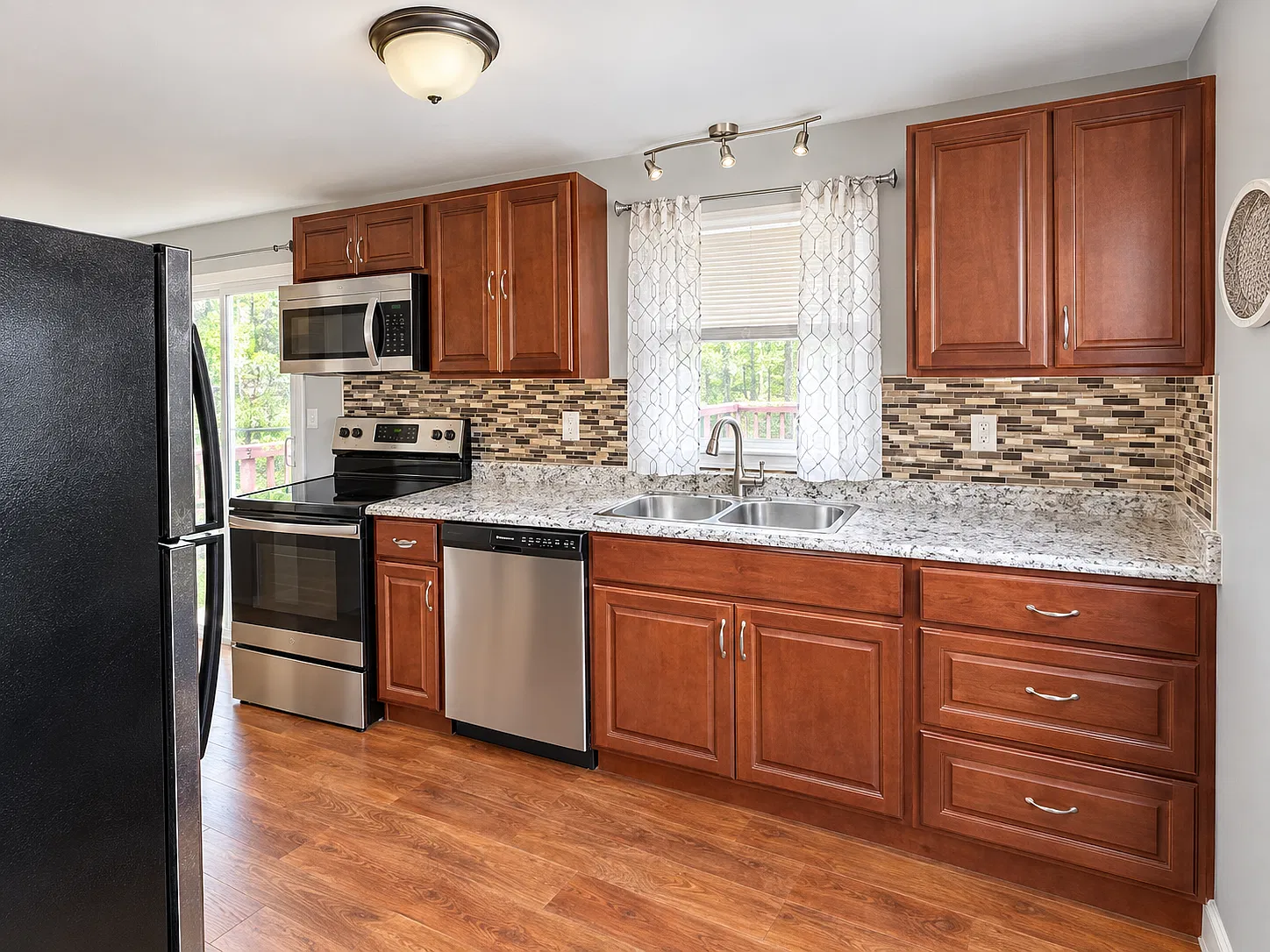 3 bed, 960 sqft, $1,650 — Photo 3