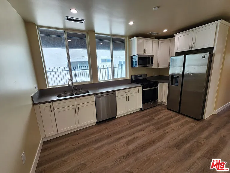 2726 S Cochran Ave #101 — Photo 6
