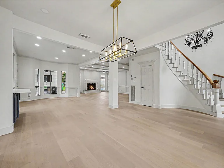 507 Commodore Way — Photo 2