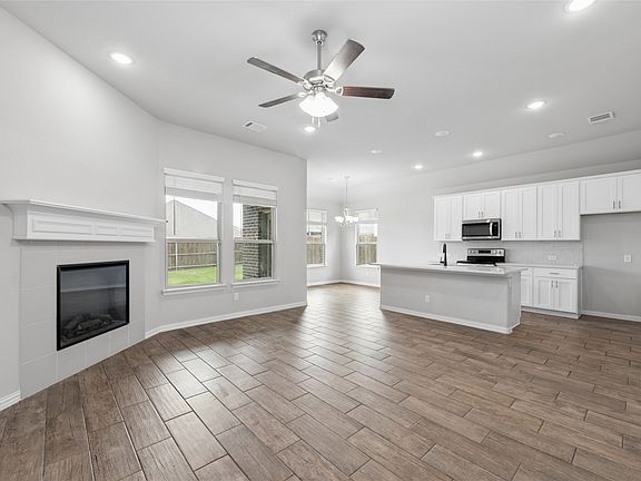 5th image of 535 Hillcrest Cir
