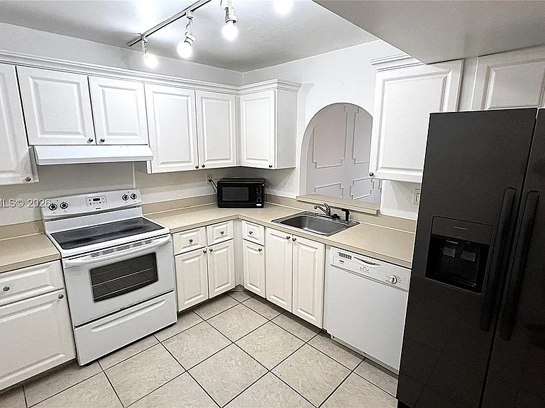 711 N Pine Island Rd #211 — Photo 5