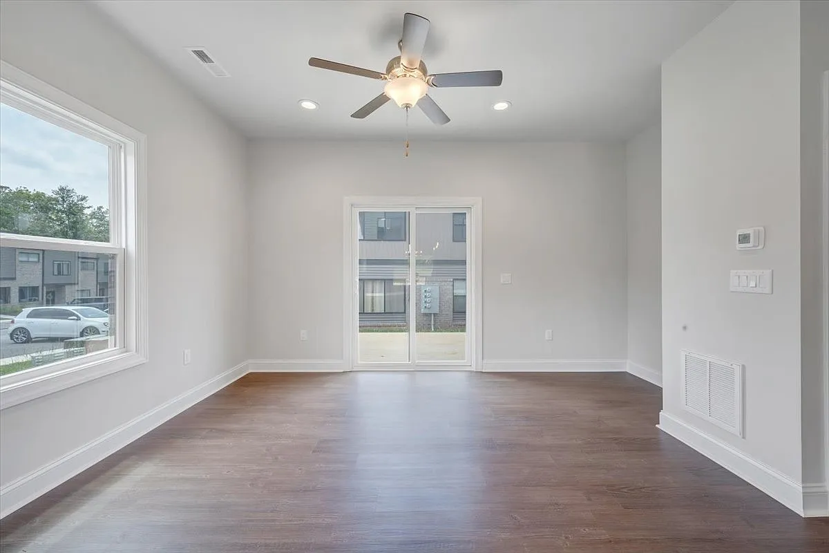 3 bed, 2.5 bath, 1456 sqft, $1,599 — Photo 3