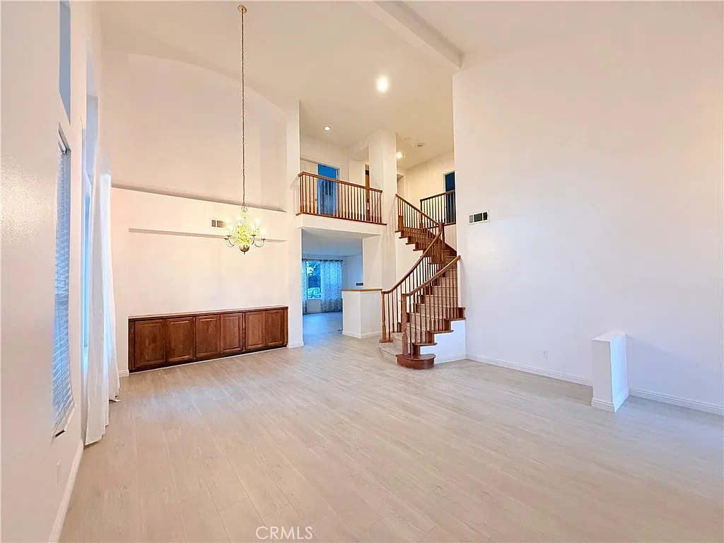 5 bed, 2838 sqft, $4,600 — Photo 4