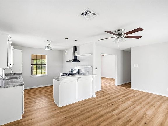 4th image of 147 W Avenue D