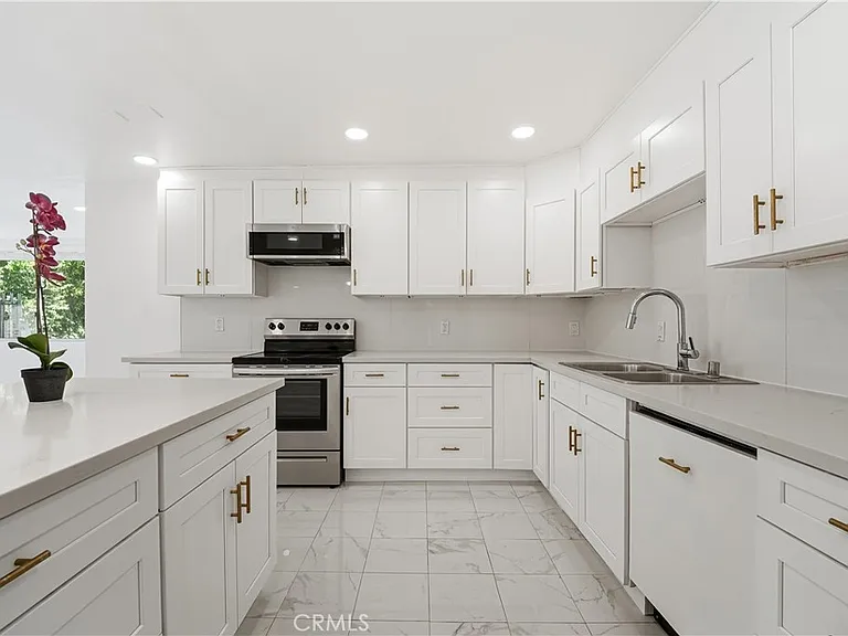 5301 Balboa Blvd #F7 — Photo 4
