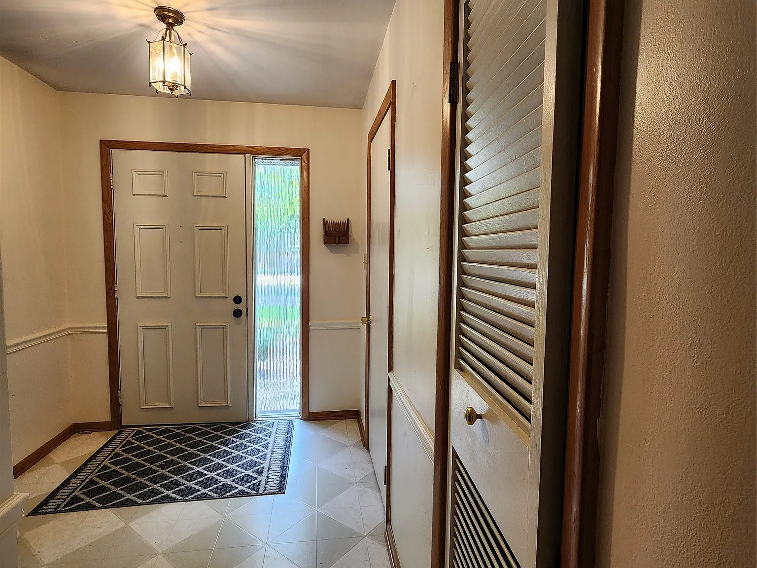 3 bed, 2.0 bath, 1724 sqft, $2,500 — Photo 2