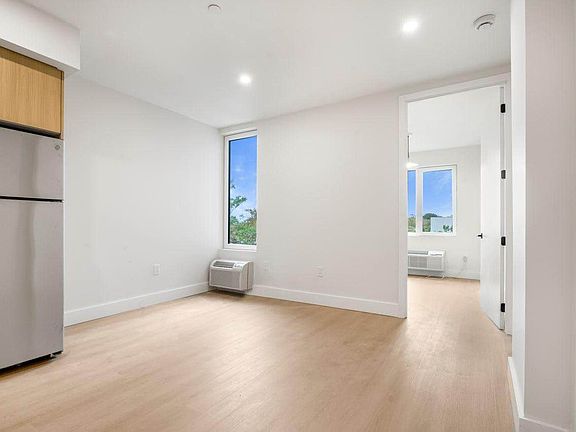 3rd image of 102 E 53rd St #3B