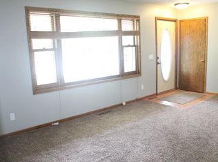 370 Hensonshire Dr, Mankato, MN 56001