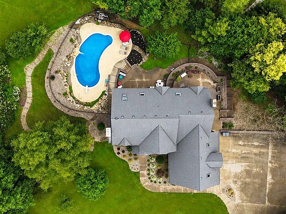 3rd image of 710 Landsdowne Ct