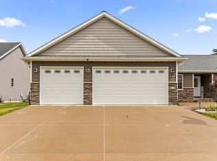 520 Pinehurst Dr, Eldridge, IA 52748