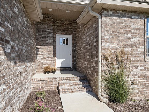3rd image of 211 W Canterbury Lane
