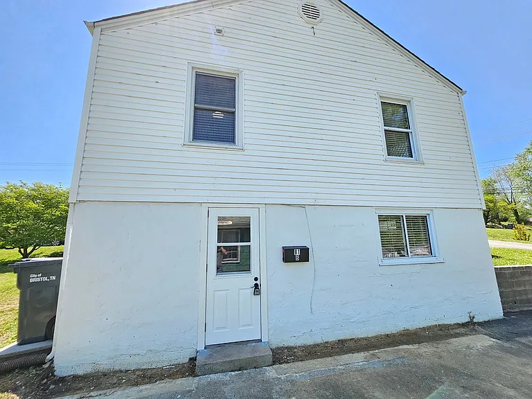 81 24th St #A & B — Photo 3