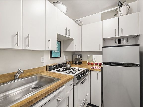 4th image of 220 E 67th St APT 10J
