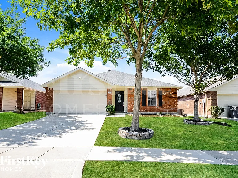 1207 Bellevue Dr — Photo 1