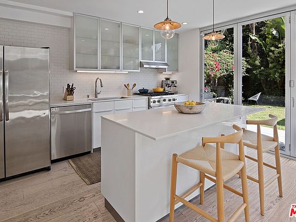 5th image of 2904 Beach Ave