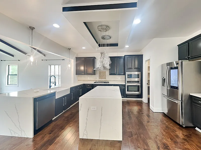5 bed, 4.5 bath, 5032 sqft, $4,700 — Photo 4