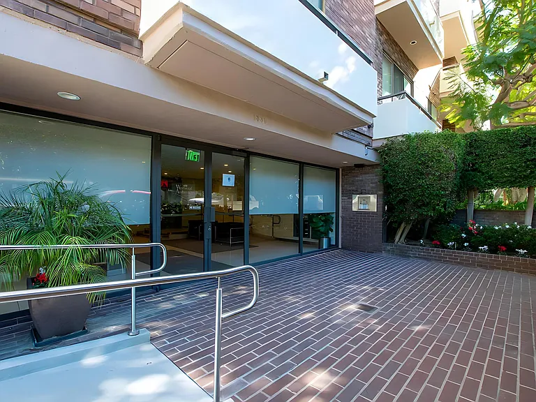 1880 Veteran Ave #105 — Photo 39