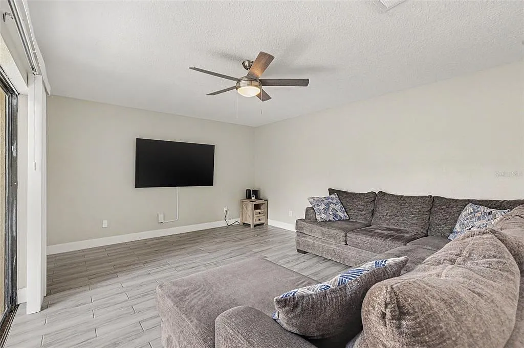 2 bed, 2.0 bath, 1302 sqft, $2,100 — Photo 4