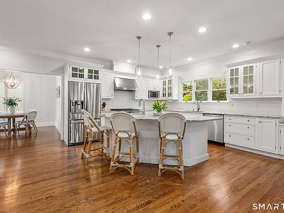 3rd image of 9 Pepperbush Road