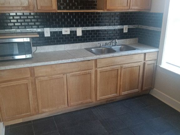 2nd image of 2710 W Jackson Blvd #Lg