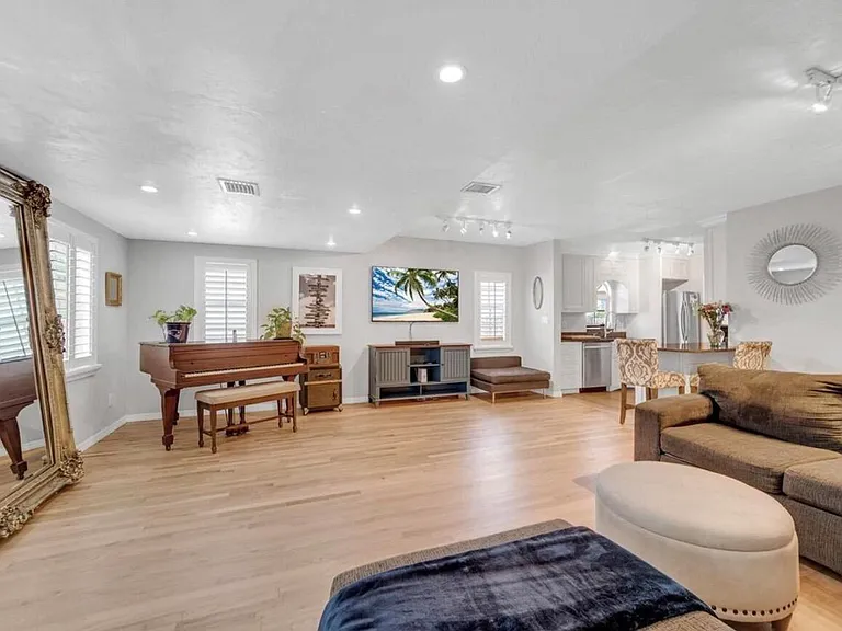 517 SW 10th St — Photo 3
