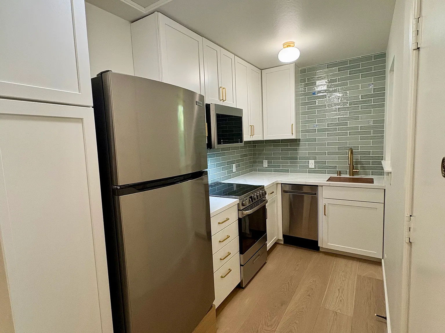 Studio, 420 sqft, $3,100 — Photo 3