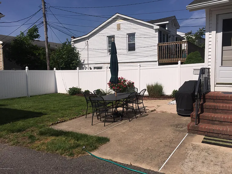 515 Jefferson Ave — Photo 17