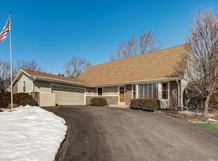 N77W14976 Wood View Dr, Menomonee Falls, WI 53051