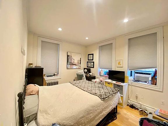 3rd image of 402 W 44th St Unit 2Y