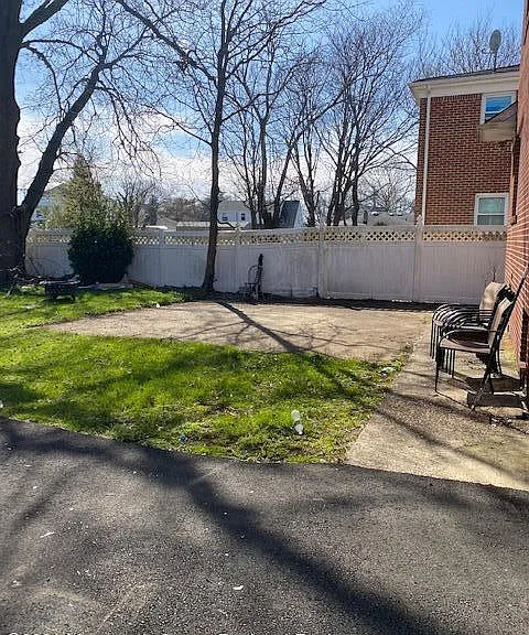 9 Howland Ave — Photo 17