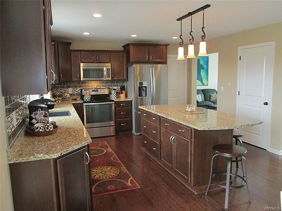 3rd image of 15 Jonquille Ct