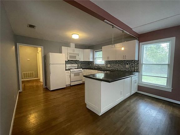 4th image of 1041 Rosemont St