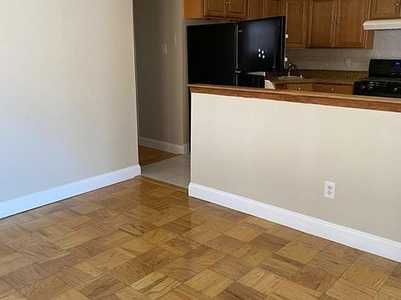 3rd image of 920 Throggmorton Ave #2