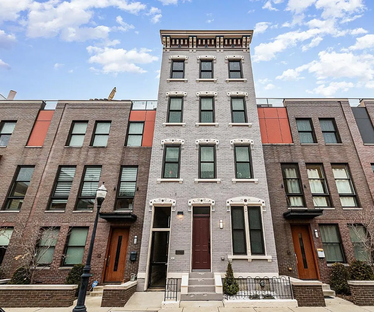 Furnished 2-Bed in the Heart of Downtown/OTR Balcony, In-Unit Laundry, and Skyline Views — Photo 1