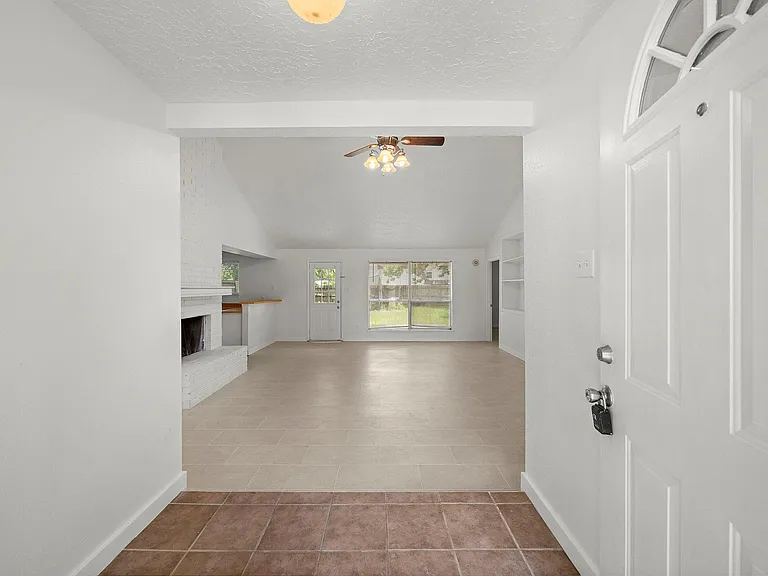 13815 Grosvenor St — Photo 30