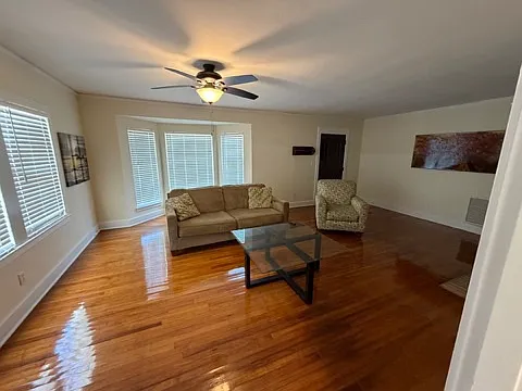 3 bed, 1909 sqft, $2,200 — Photo 3