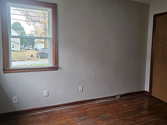 2nd image of 609 Kenwood Ave