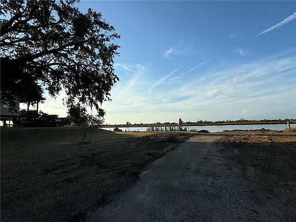 5th image of 20031 Victory Rd