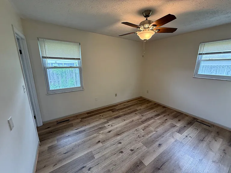 100 Bristol Ct — Photo 11