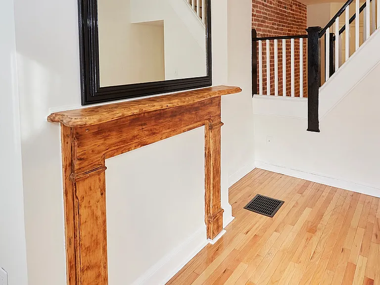 1141 W Hamburg St — Photo 14