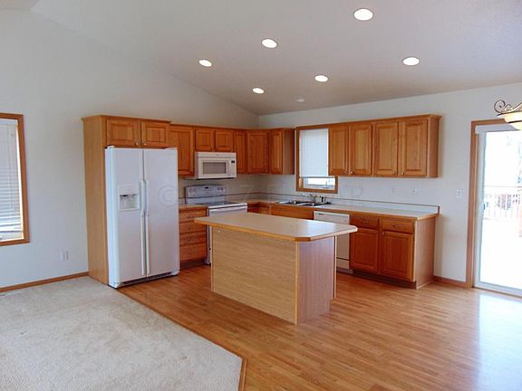 3rd image of 736 16th Ave W