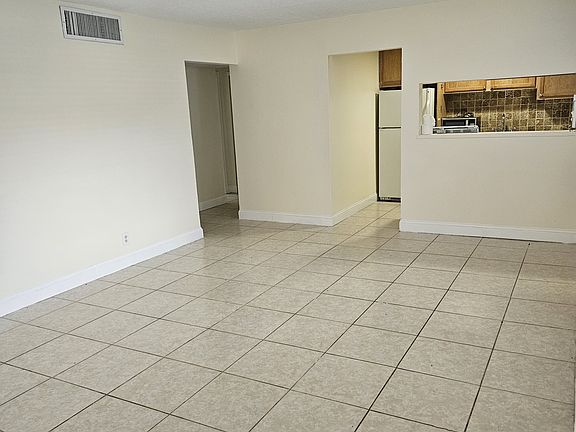 2nd image of 821 Lighthouse Dr APT B