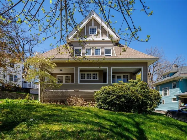 4 Chamberlain Pkwy, Worcester, MA 01602