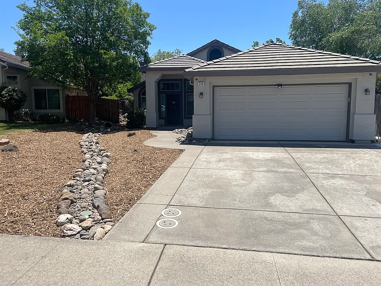 360 Hansen Cir — Photo 1