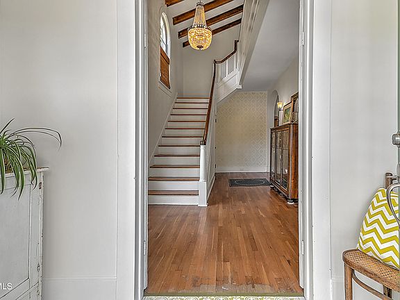 5th image of 305 Park St