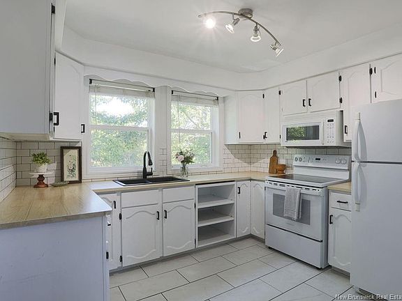 3rd image of 25 Hillsview Cres