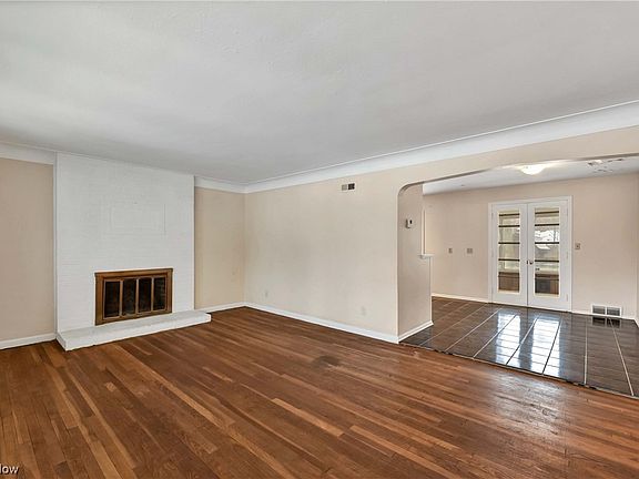 3rd image of 4933 W 210th St