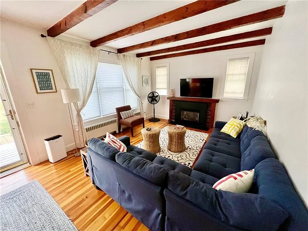 3 bed, 1.0 bath, 1475 sqft, $3,000 — Photo 2