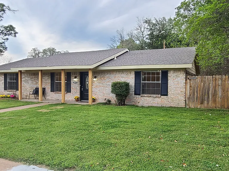 2111 Warwick Dr — Photo 2