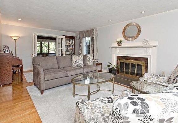 3rd image of 365 Vernon St